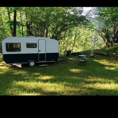 Kamp alanı Charmante Caravane Au Calme Saint-Etienne-de-Chomeil